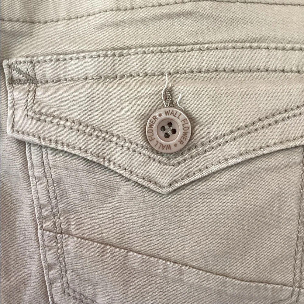 Wallflower Shorts Tan Beige Folded Hem 5 Pocket Zipper Logo Buttons 16